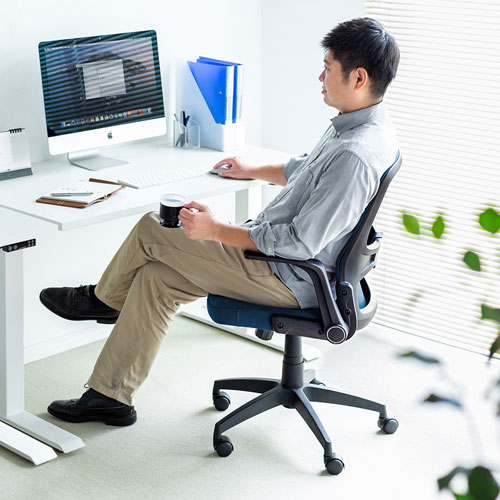 オフィスチェア メッシュ背もたれ 跳ね上げ式アームレスト付き ブルー