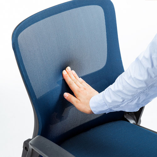 オフィスチェア メッシュ背もたれ 跳ね上げ式アームレスト付き ブルー