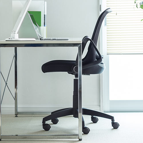 【在庫限り】メッシュチェア 跳ね上げ式アームレスト ミドルバック ブラック